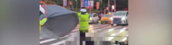 广州一小车碰撞行人司机已被控制