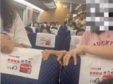 女子高铁劝阻小孩踢椅背反被扇耳光，报警后拒和解：不要赔偿